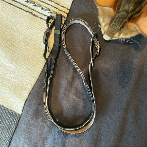 Olympus CSS-S109LL II Black Pen or OMD Shoulder camera Strap - Picture 7 of 7